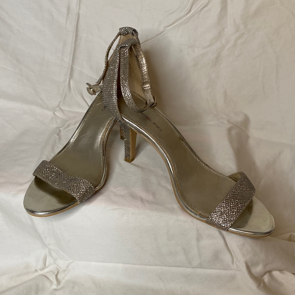 Bandolino Gold Shimmer Stiletto. Size 9